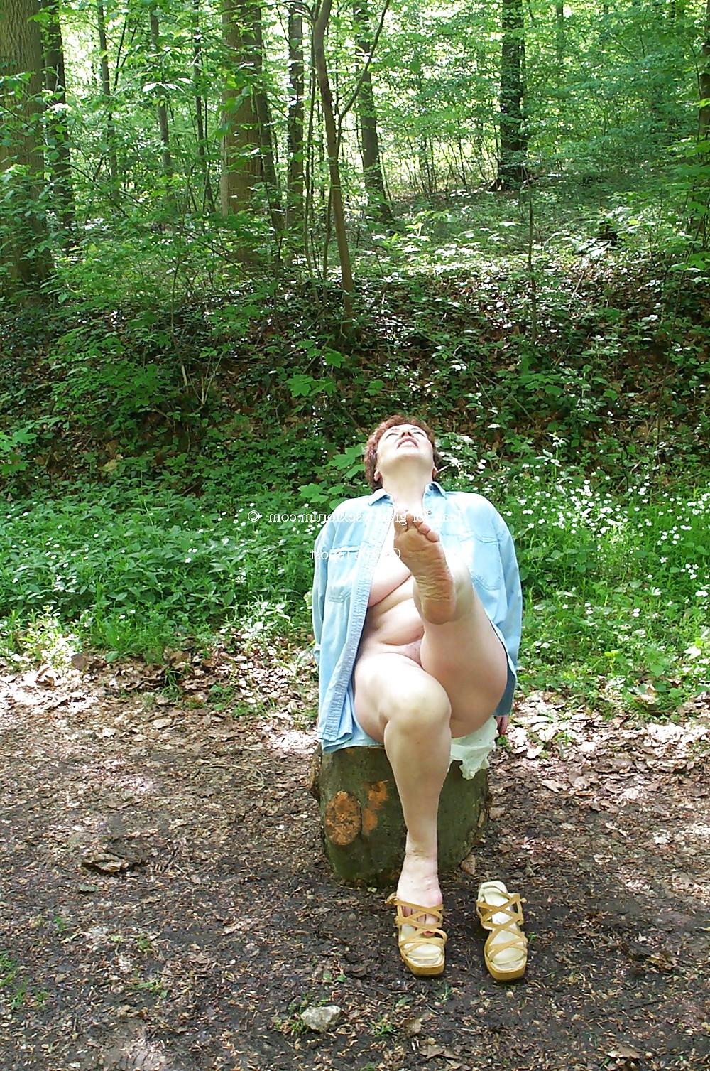 25P Mature feet queen