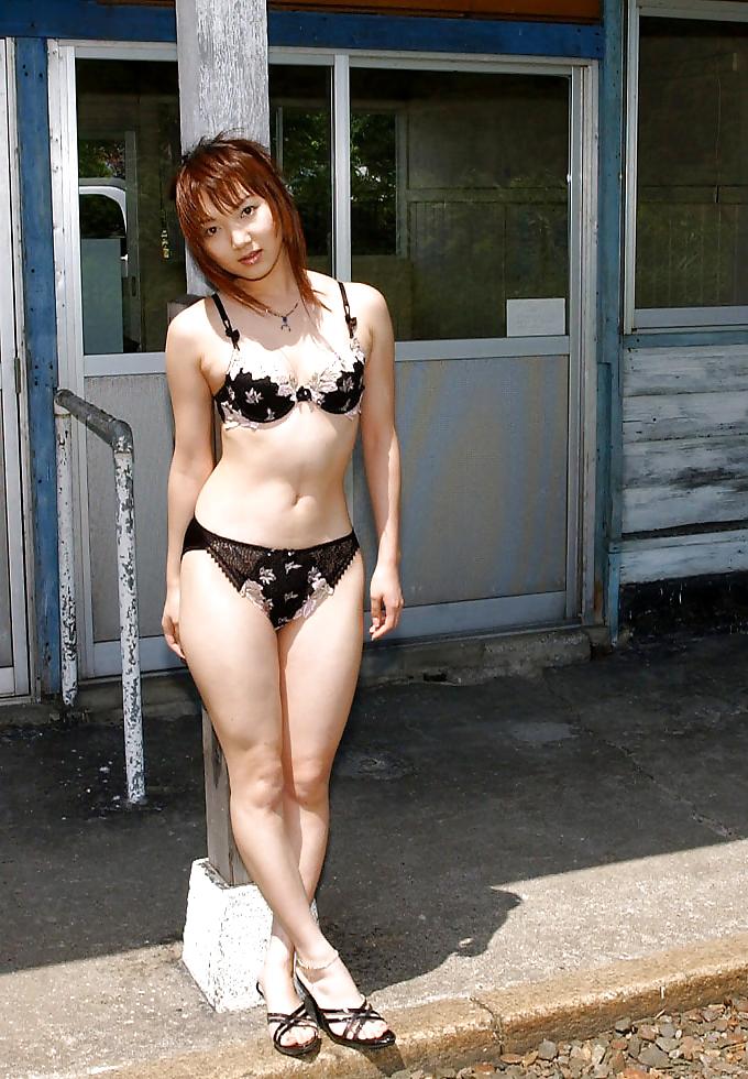 25P Japanese girl nude in public
