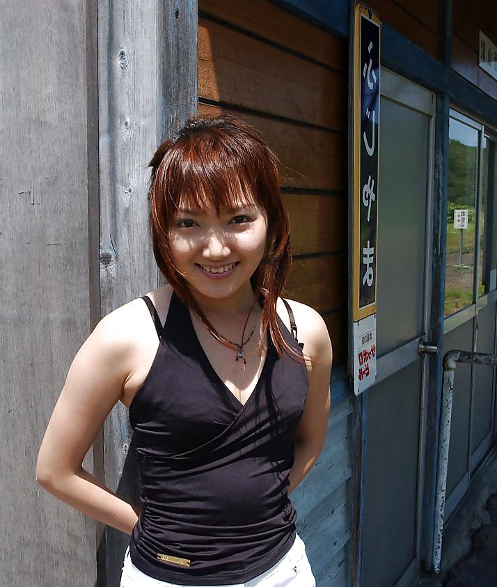 25P Japanese girl nude in public