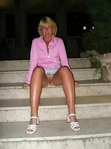 8P No panties,painted toes