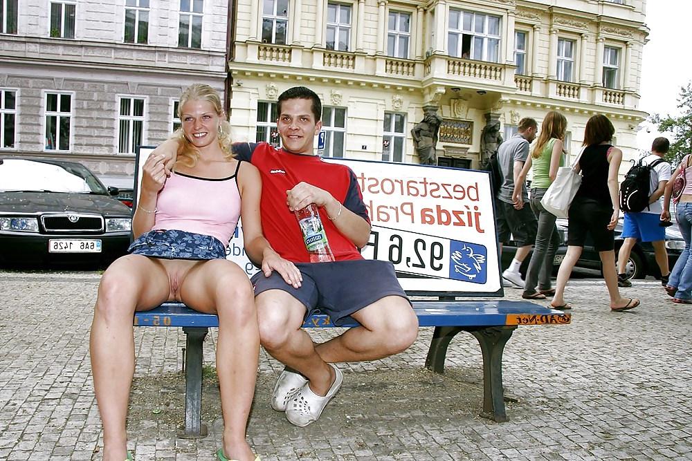 25P Mädchen öffentlich entlarvt