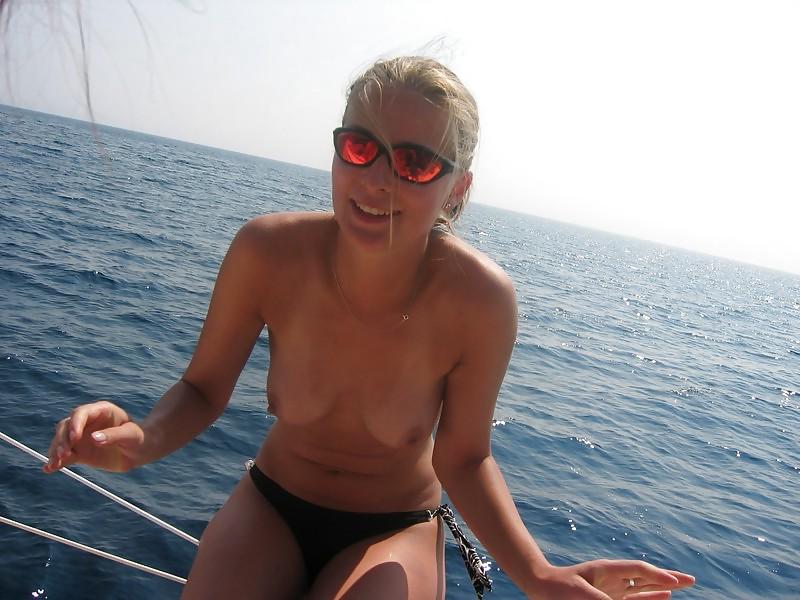 25P Topless girls...