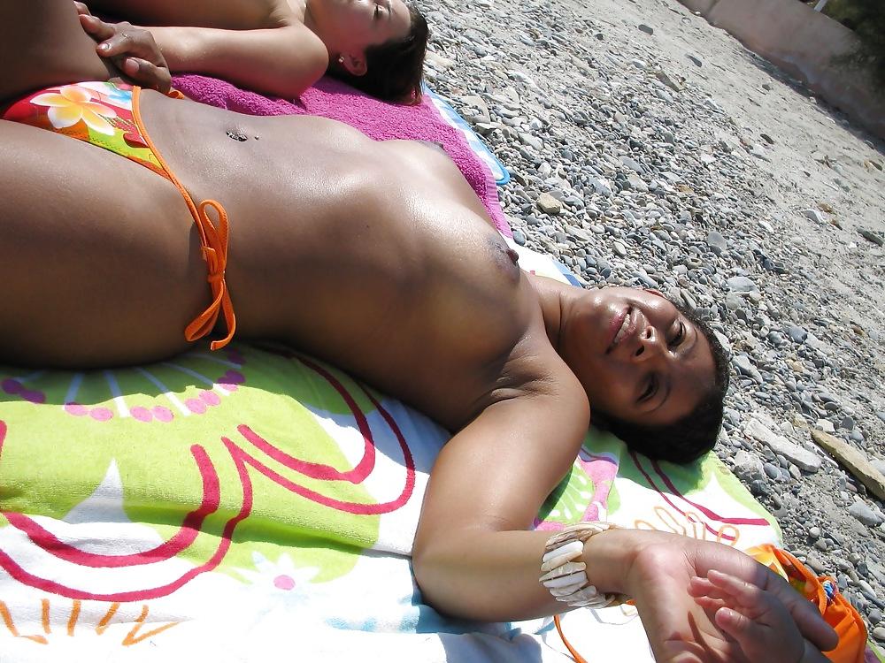 25P Topless girls...
