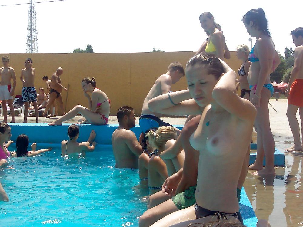 25P Topless girls...