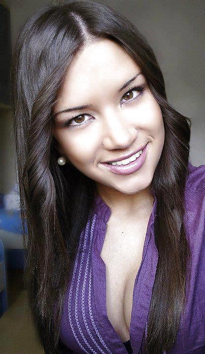 25P Teen Facebook Selfshots - Real Amatuers