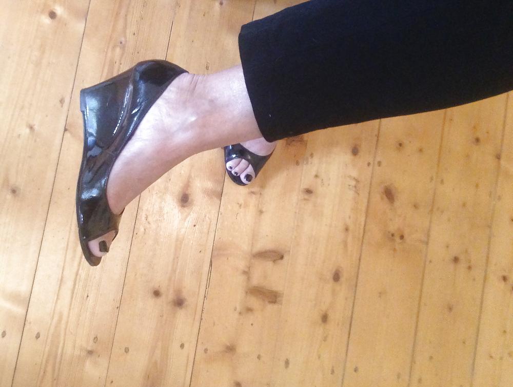 25P Mmmmmmmmmmmmm enjoying Michelle's sexy feet and shoes..