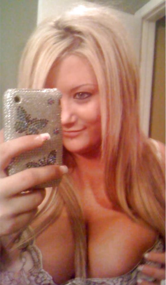 25P Vollbusige süße mollige Blondine