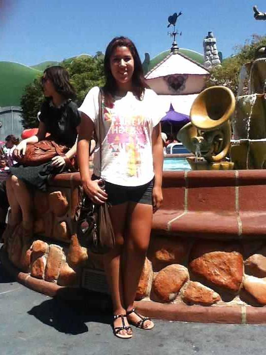 22P Mexican teen yvette and friends feet