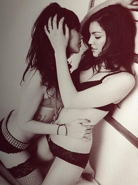 25P Hot lesbian Art