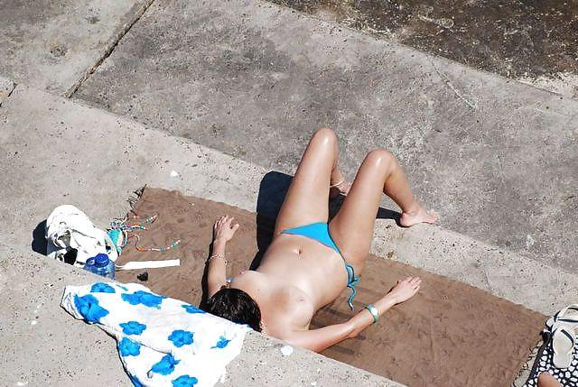 25P More topless beach bunnies