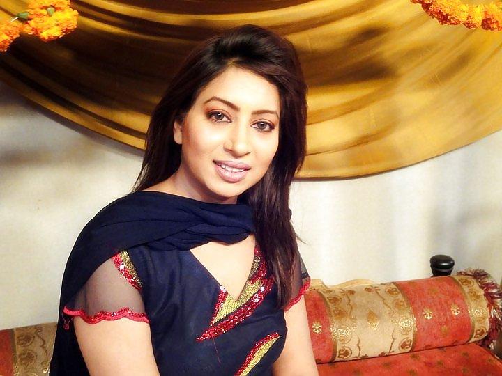 23P Pakistani biatch afsheen for big black cock