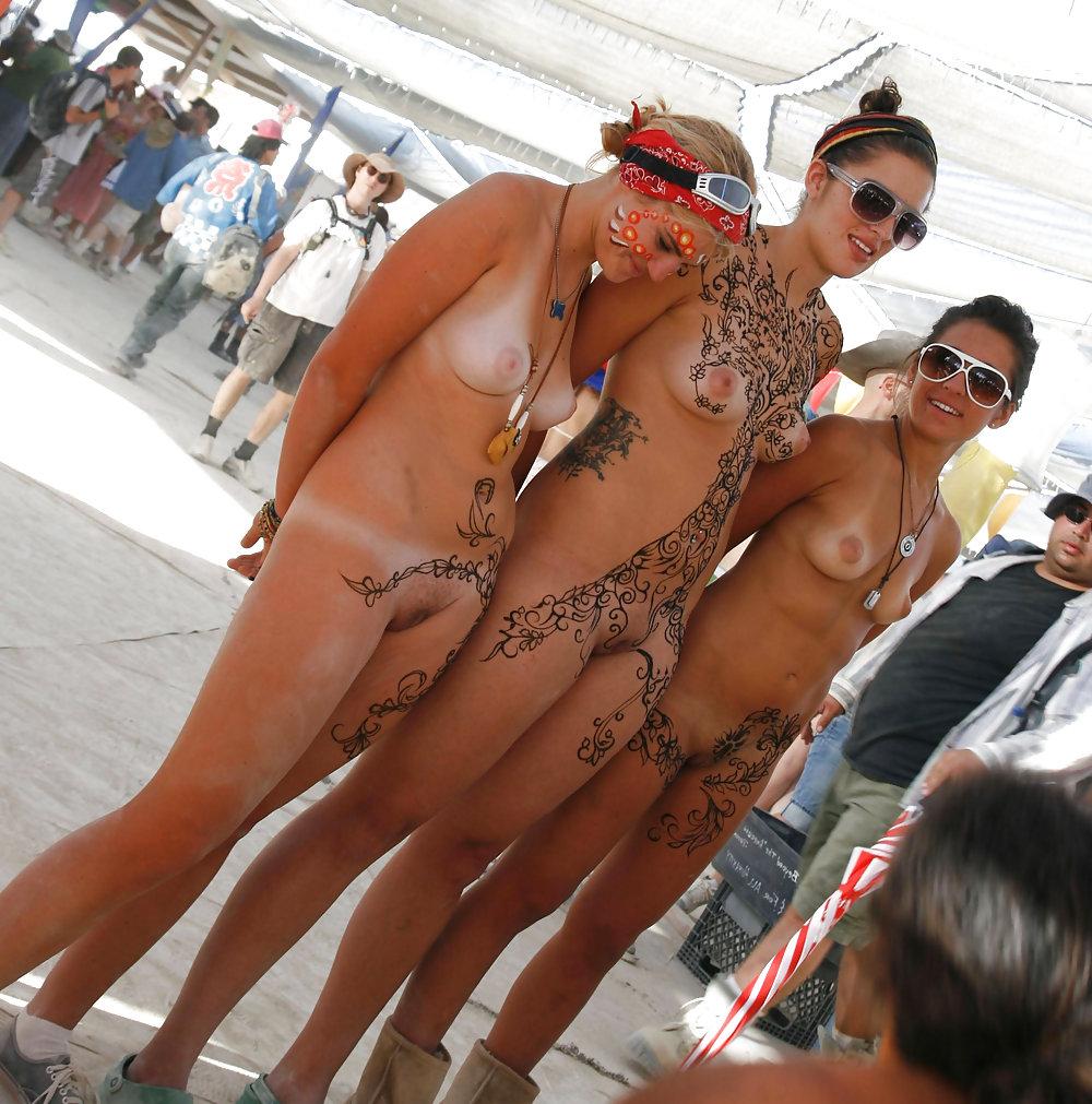 10P TheSandfly Groupies Nude In Public!