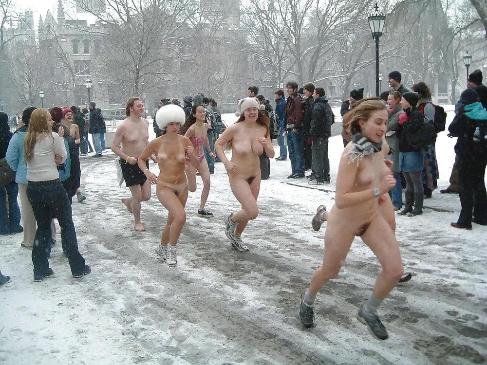 10P TheSandfly Groupies Nude In Public!