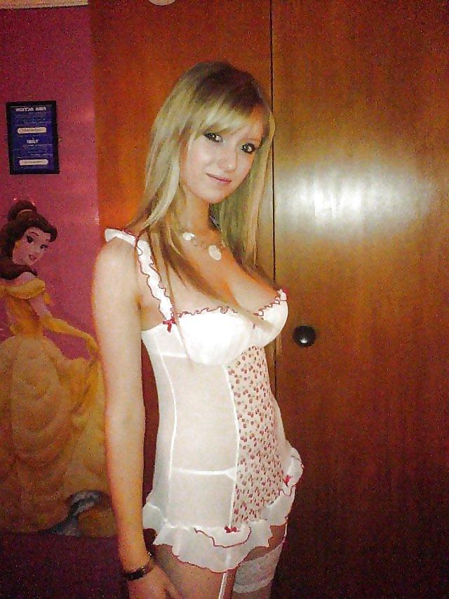 25P British hot non-nude girls.