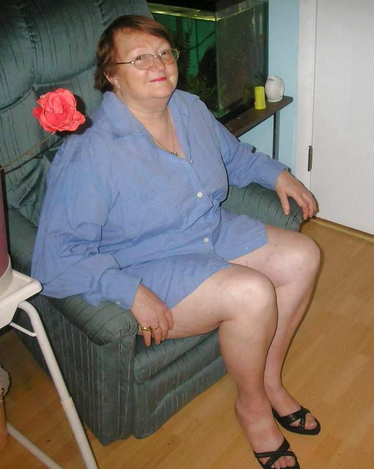 8P Grannys and her Feet