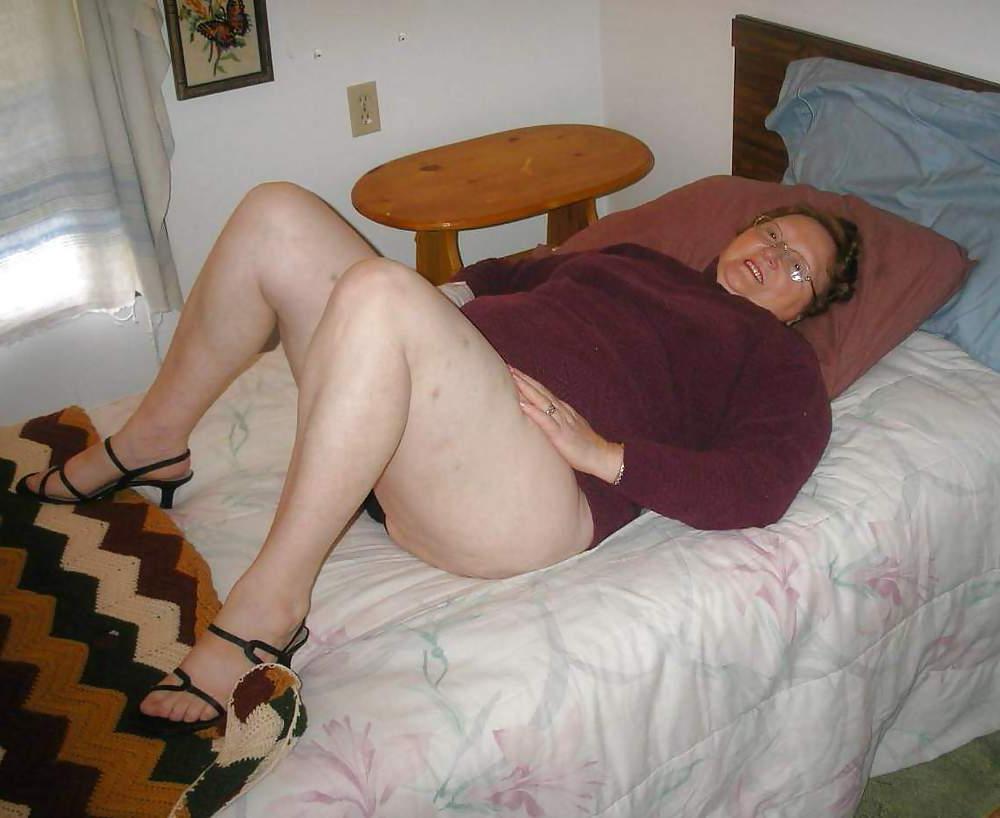 8P Grannys and her Feet