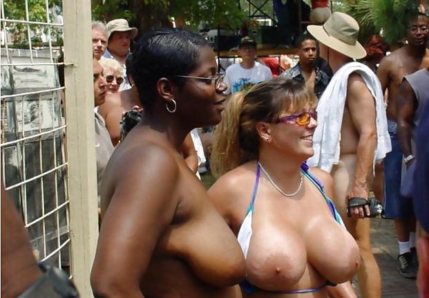 25P Nude In Public