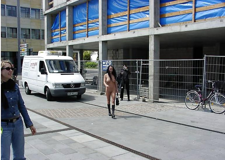 25P Nude In Public