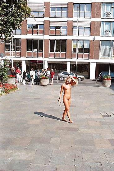 25P Nude In Public