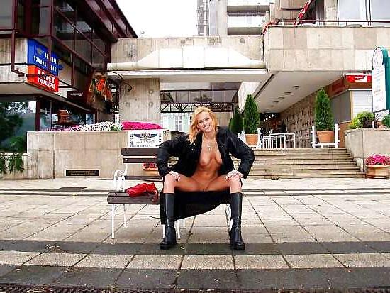 25P Nude In Public