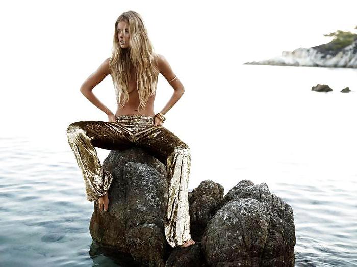 8P Doutzen Kroes goes topless