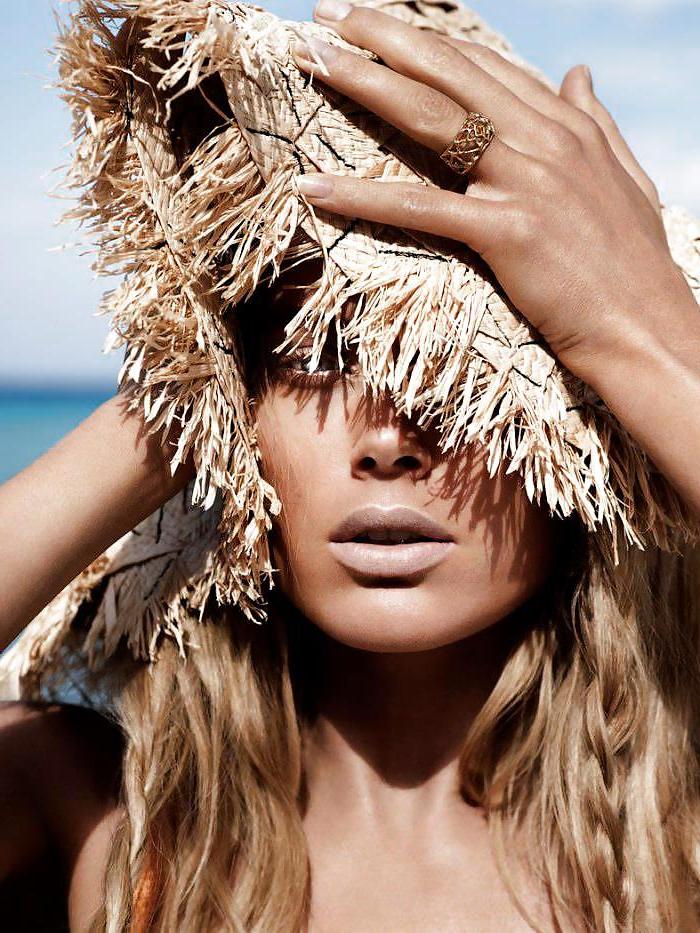 8P Doutzen Kroes goes topless