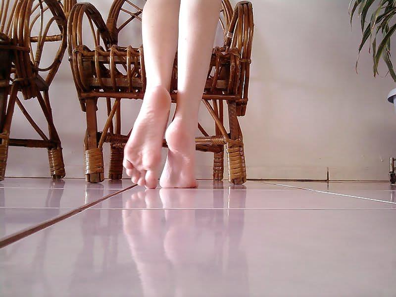 24P Beautiful Girls and their Sexy Feet 3