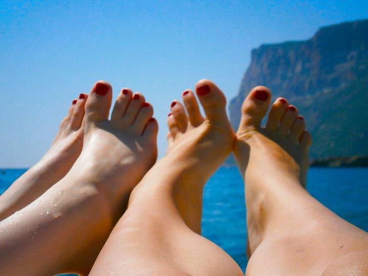 24P Beautiful Girls and their Sexy Feet 3
