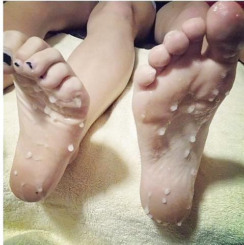24P Beautiful Girls and their Sexy Feet 3
