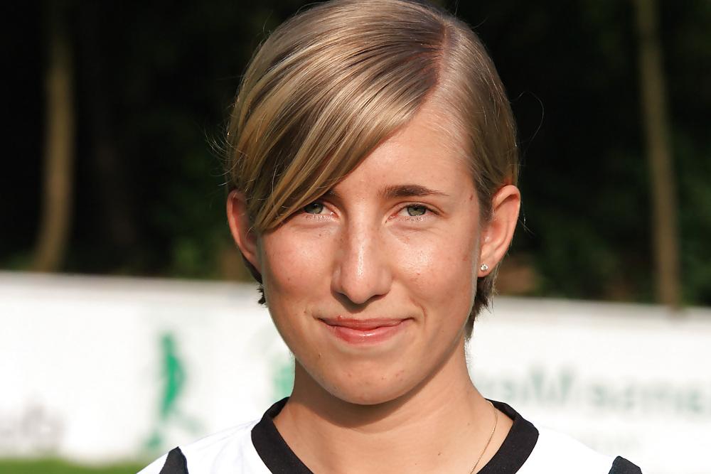 5P Julia Dickhaus die geile Soccer-Bitch E-mail vorhanden 