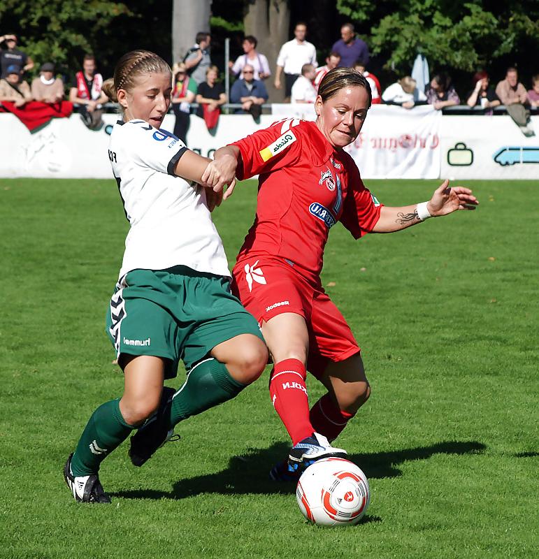5P Julia Dickhaus die geile Soccer-Bitch E-mail vorhanden 