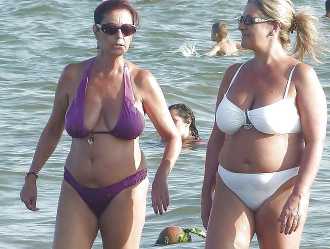 25P Dicke Titten im Bikini