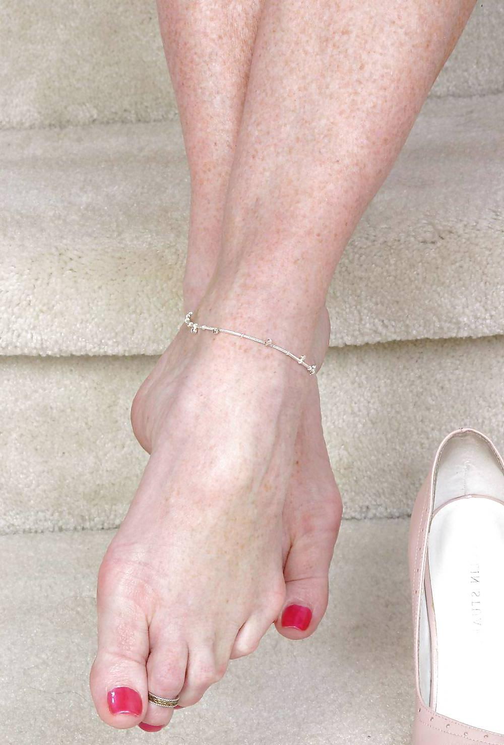 25P Mature feet & ass