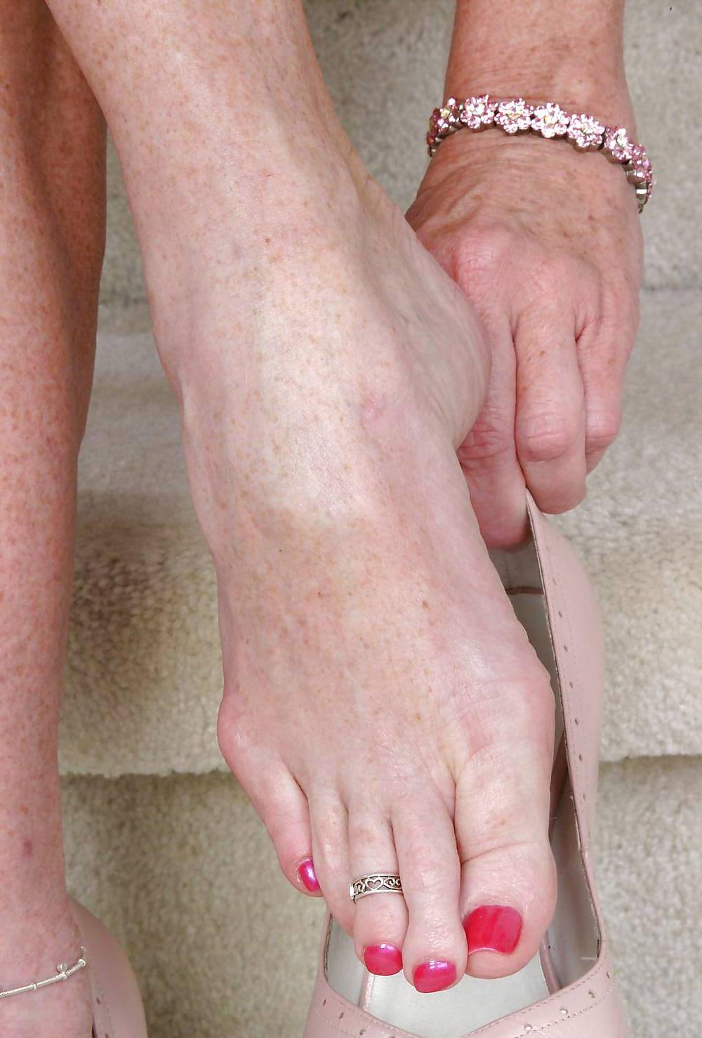 25P Mature feet & ass