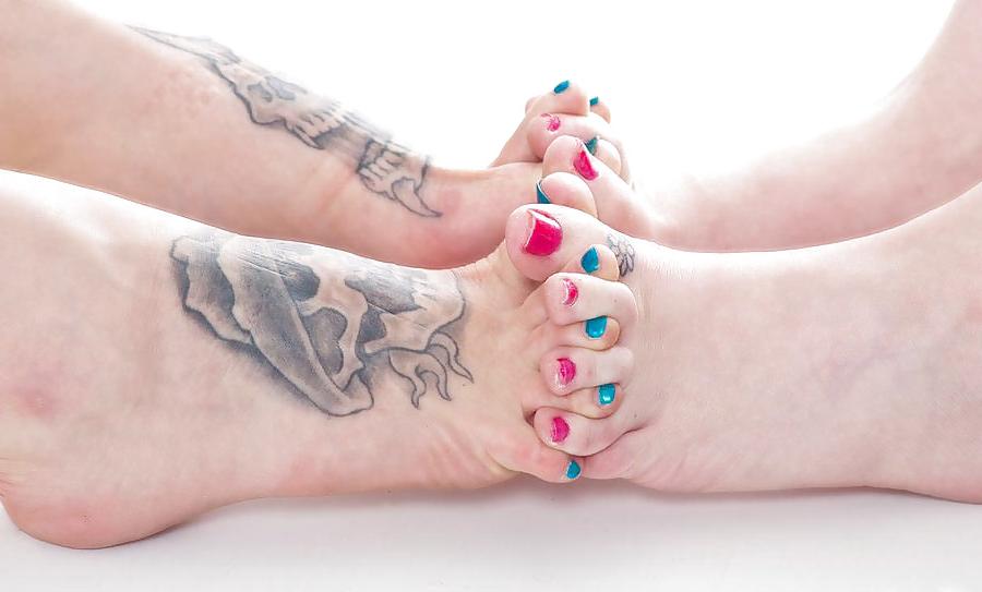 13P Pics of Sexy Toes!!