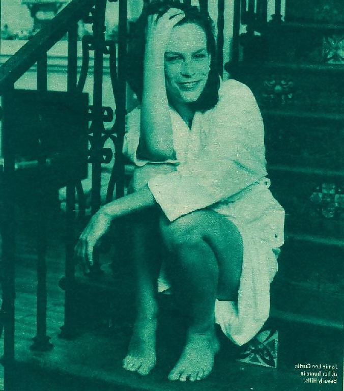 25P Jamie Lee Curtis Feet