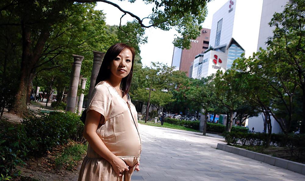 25P Pregnant japanese girl nude in public