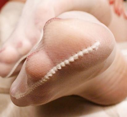 25P Toes in strappy sandals (women, no trannies!)