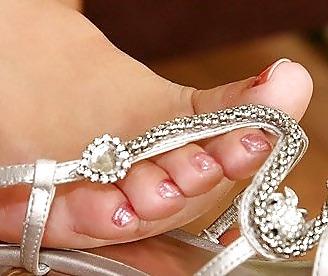 25P Toes in strappy sandals (women, no trannies!)