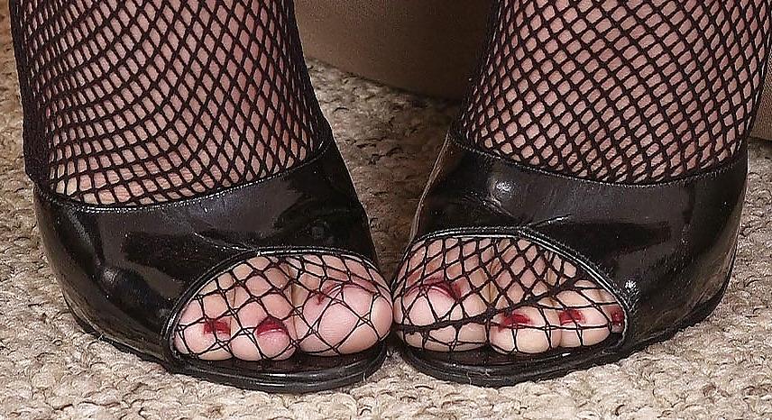 25P Toes in strappy sandals (women, no trannies!)