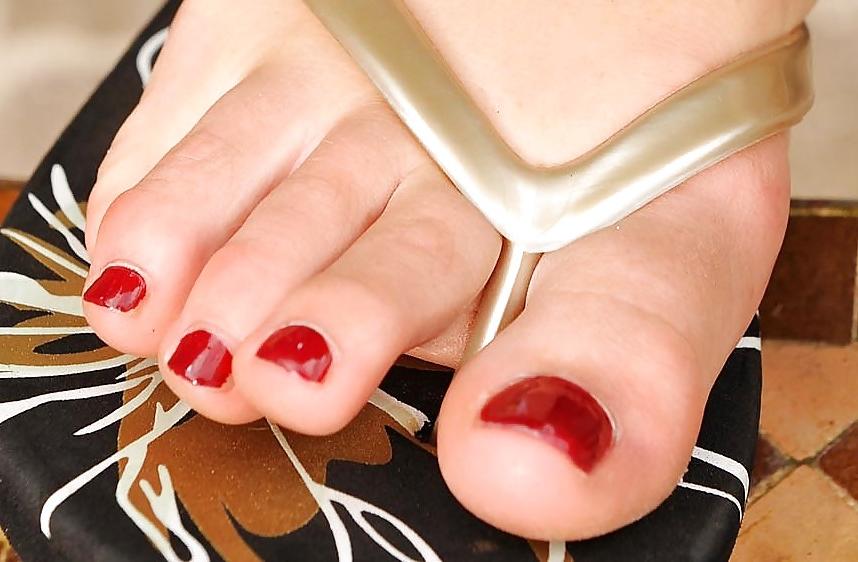 25P Toes in strappy sandals (women, no trannies!)