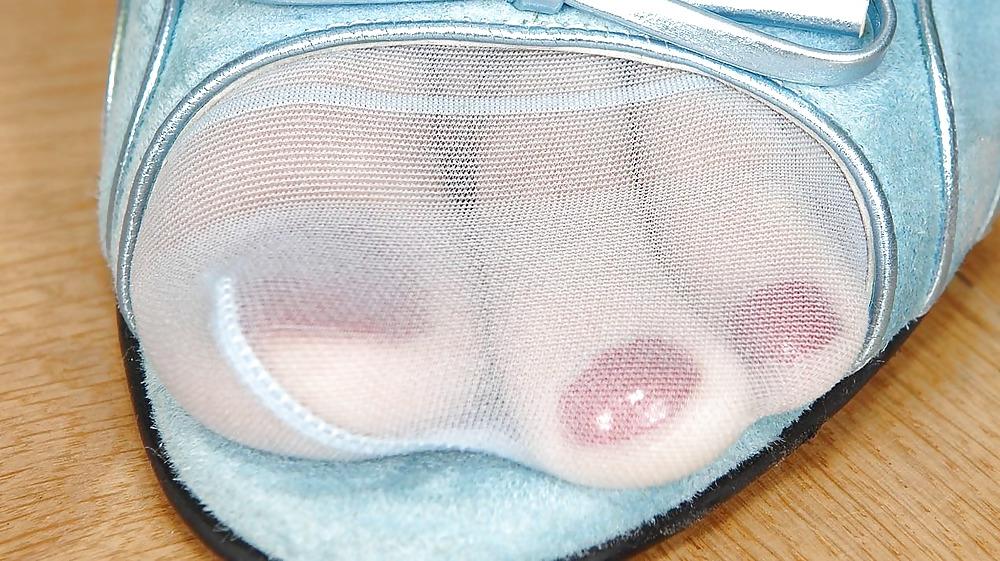 25P Toes in strappy sandals (women, no trannies!)