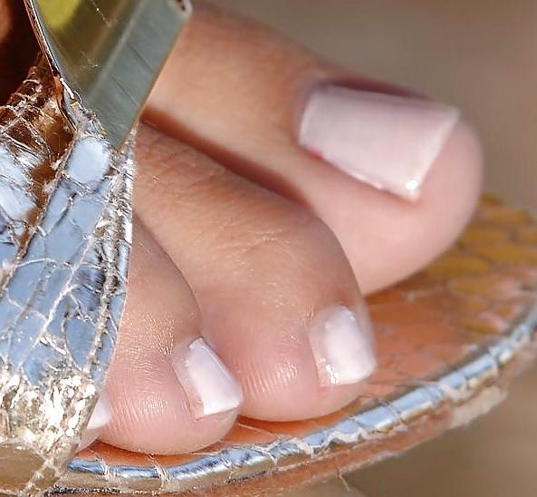 25P Toes in strappy sandals (women, no trannies!)