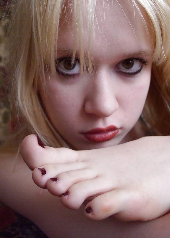 16P French Teen's Feet  : Julie part 1
