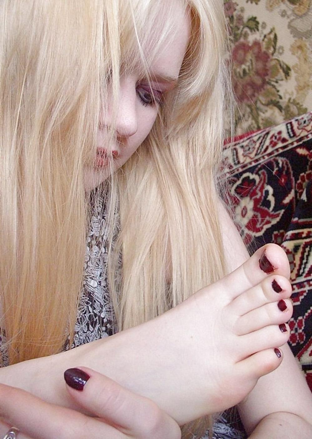 16P French Teen's Feet  : Julie part 1