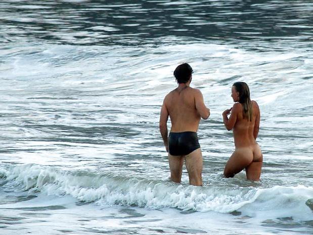 8P Turista exibida -nudism in prohibited beach