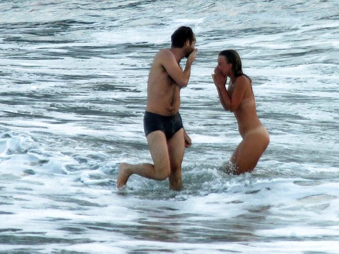 8P Turista exibida -nudism in prohibited beach