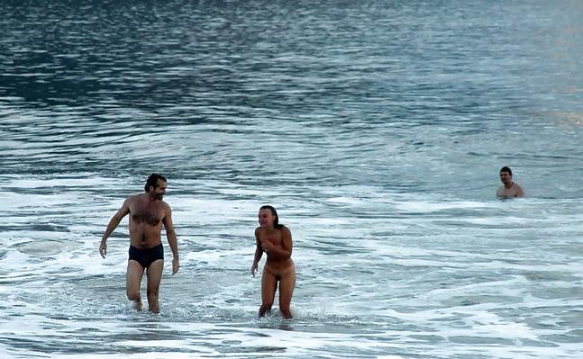 8P Turista exibida -nudism in prohibited beach
