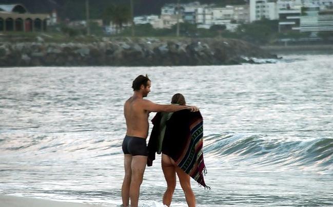 8P Turista exibida -nudism in prohibited beach