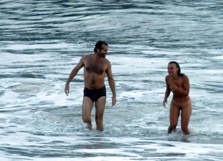8P Turista exibida -nudism in prohibited beach